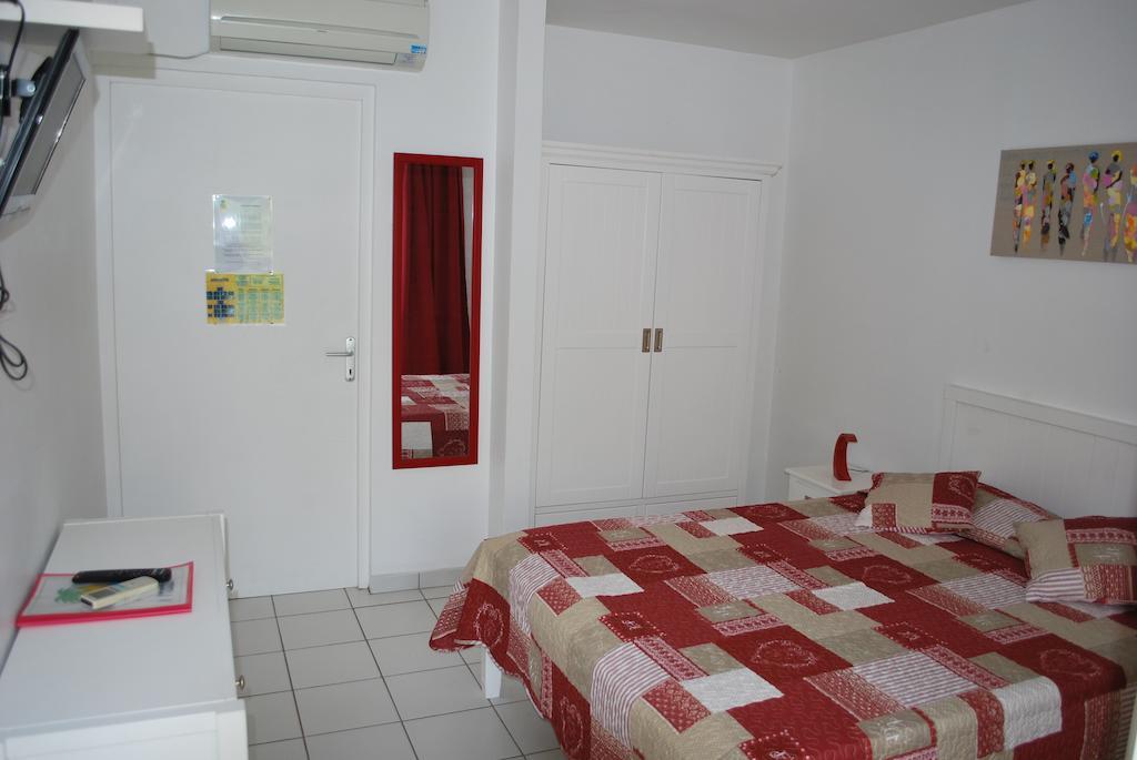 Les Creolines Aparthotel Сен-Лу Стая снимка